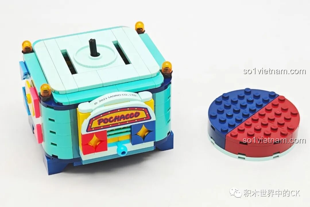 Mô hình lắp ráp Pochacco Keeppley K20828 đã hoàn thiện, với Pochacco ngồi trên ngai vàng.