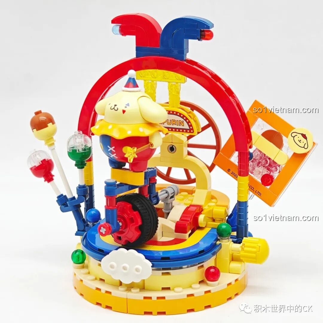 Mô hình Keeppley K20826 Pompompurin hoàn thiện, đang biểu diễn đi xe đạp một bánh, một phần của Gánh xiếc ma thuật Sanrio.