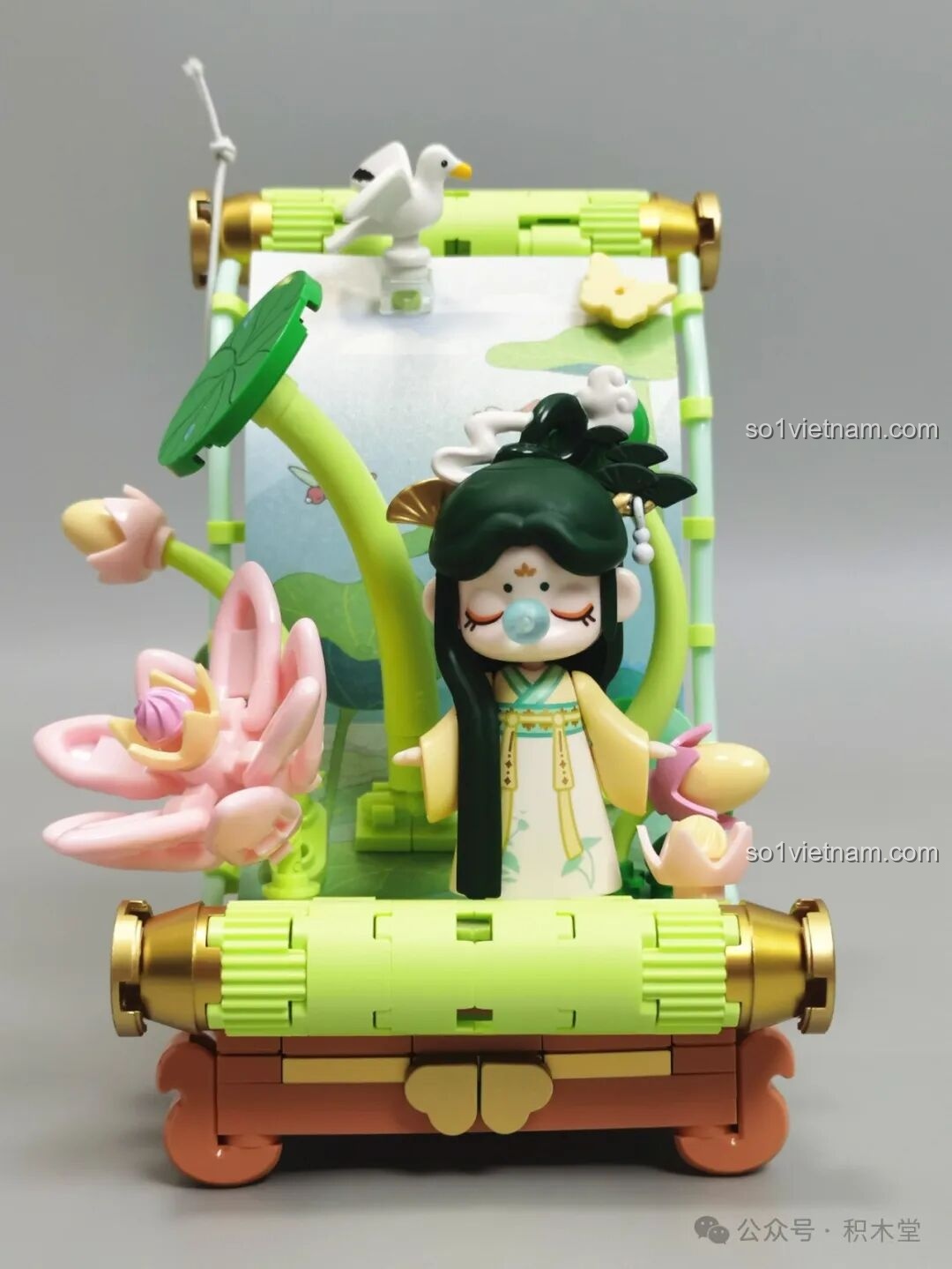 Mô hình TOP TOY Nanci Cuộn Tranh mùa Hạ hoàn thiện với Nanci giữa đầm sen và chim trắng.