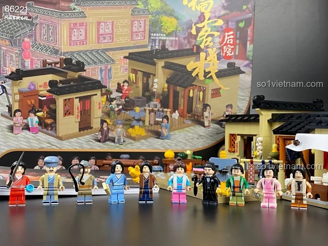 Mô hình hoàn thiện cùng với dàn minifigures được xếp hàng ngay ngắn phía trước.