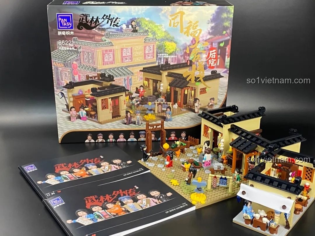 Mô hình Sân Sau Khách Điếm Đồng Phúc hoàn thiện được đặt cạnh hộp và sách hướng dẫn.