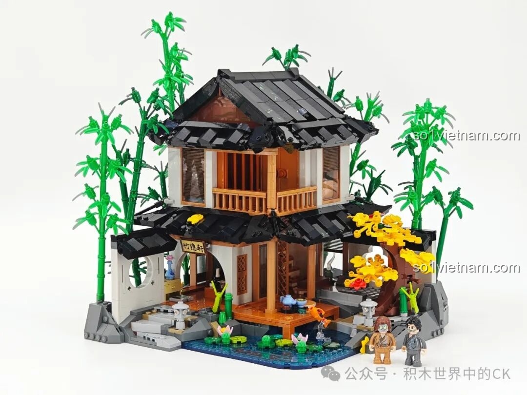 Mô hình Lumibricks L9075 Nhà Trọ Rừng Trúc hoàn thiện cùng với hai minifigure, sẵn sàng để trưng bày.