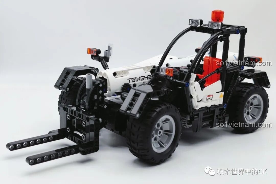 Hình ảnh mô hình Xe Nâng Hàng Công Trình ONEBOT đã hoàn thiện nhìn từ góc chéo phía trước, khoe trọn thiết kế đẹp mắt.