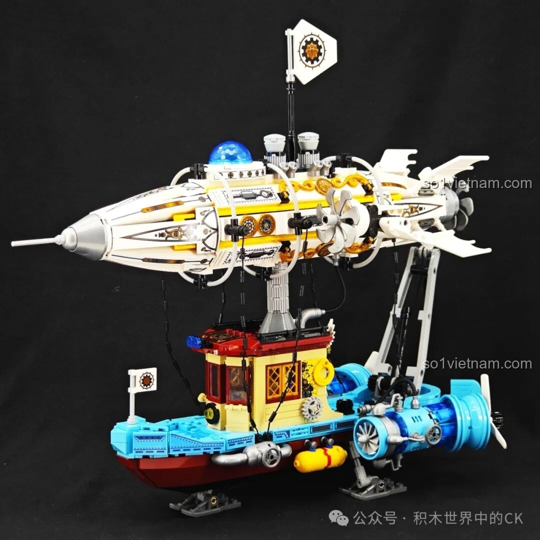 Mô hình ZHEGAO 958015 Phi Thuyền Cơ Khí Steampunk hoàn thiện, chụp từ góc chéo trên nền trắng, khoe trọn thiết kế.