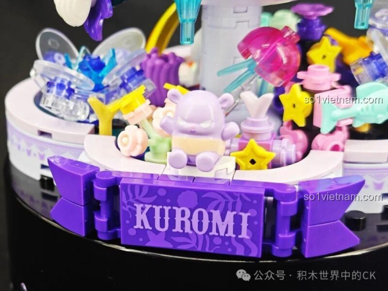 Mô hình Hộp nhạc Kuromi TC2707 của TOP TOY, chi tiết các tầng trên với nhiều phụ kiện trang trí