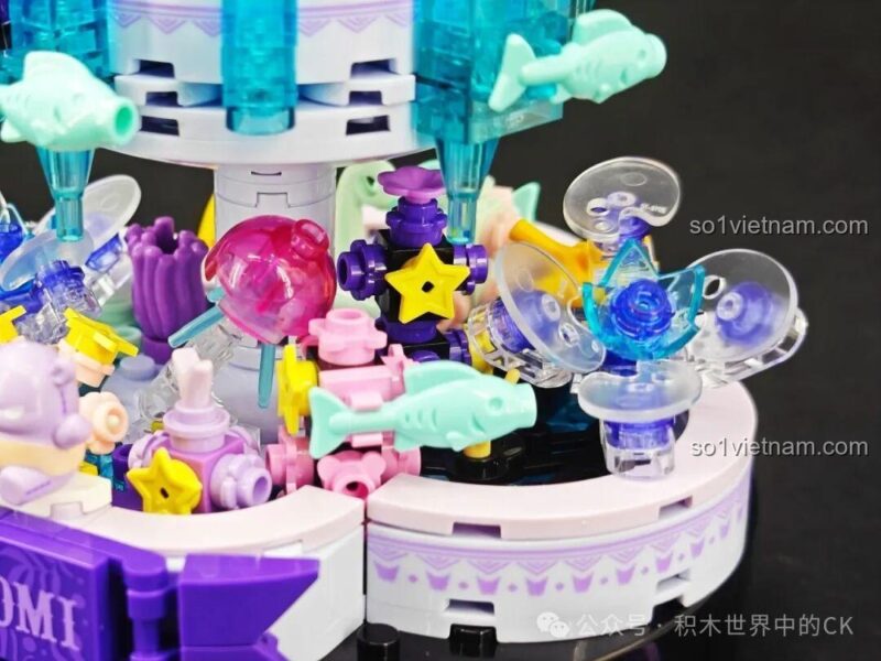 Mô hình Hộp nhạc Kuromi TC2707 của TOP TOY, chi tiết tầng dưới với tên Kuromi