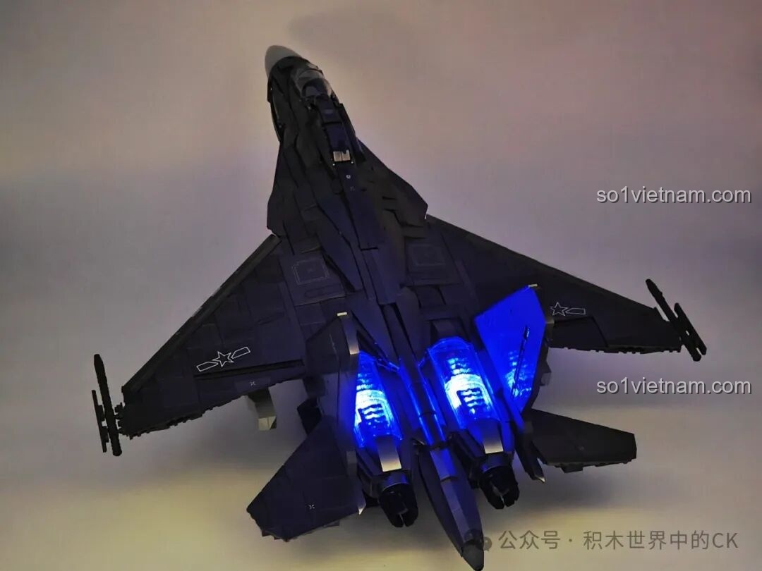 Mô hình J-16D Keeppley 23036 trong bóng tối với đèn LED động cơ đang phát sáng, tạo nên một khung cảnh huyền ảo và đẹp mắt.