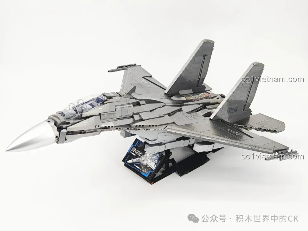 Mô hình J-16D Keeppley 23036 đã hoàn thiện, góc nhìn từ trên cao, thể hiện toàn bộ sự hoành tráng và thiết kế đẹp mắt.