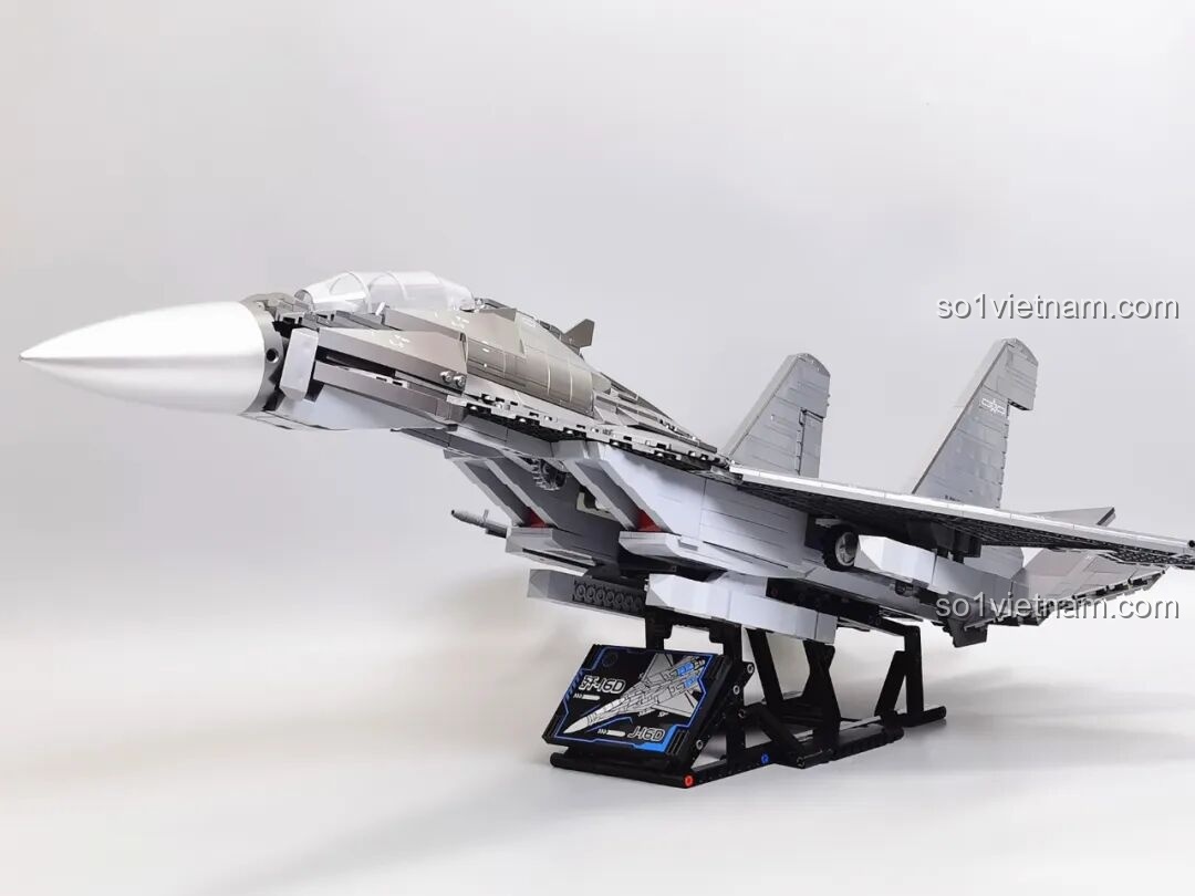 Mô hình J-16D Keeppley 23036 nhìn từ góc chéo phía trước bên phải, với mũi máy bay bạc sáng bóng nổi bật.