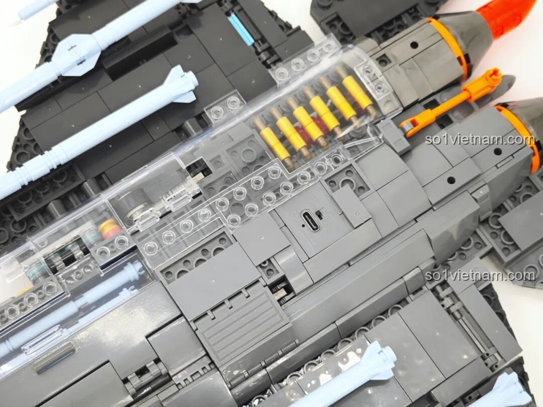 Cánh đuôi của mô hình Máy bay chiến đấu tàng hình J-35 SEMBO 202274 nhìn từ trên xuống.