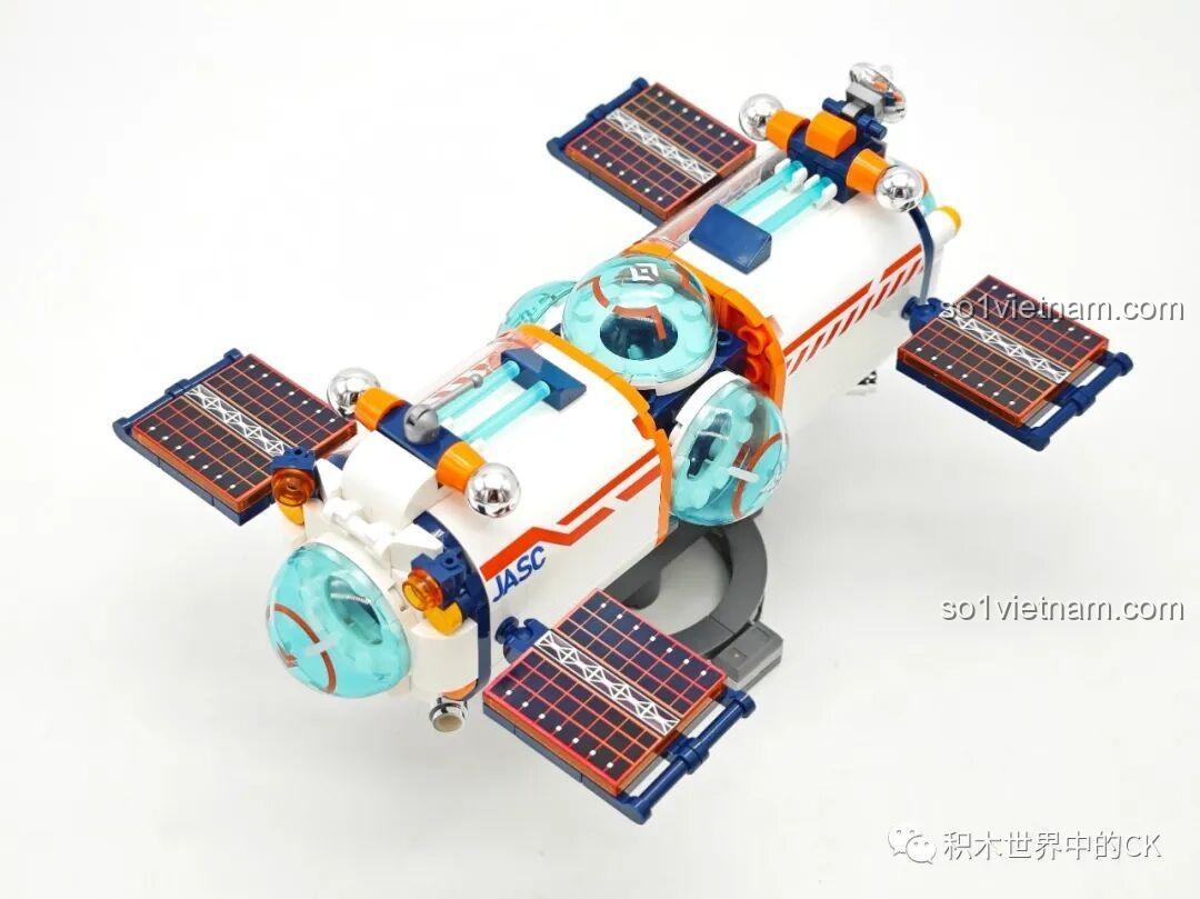 Mô hình Trạm Không Gian JAKI JK8506 đã hoàn thiện với các tấm pin năng lượng mặt trời và khoang quan sát.