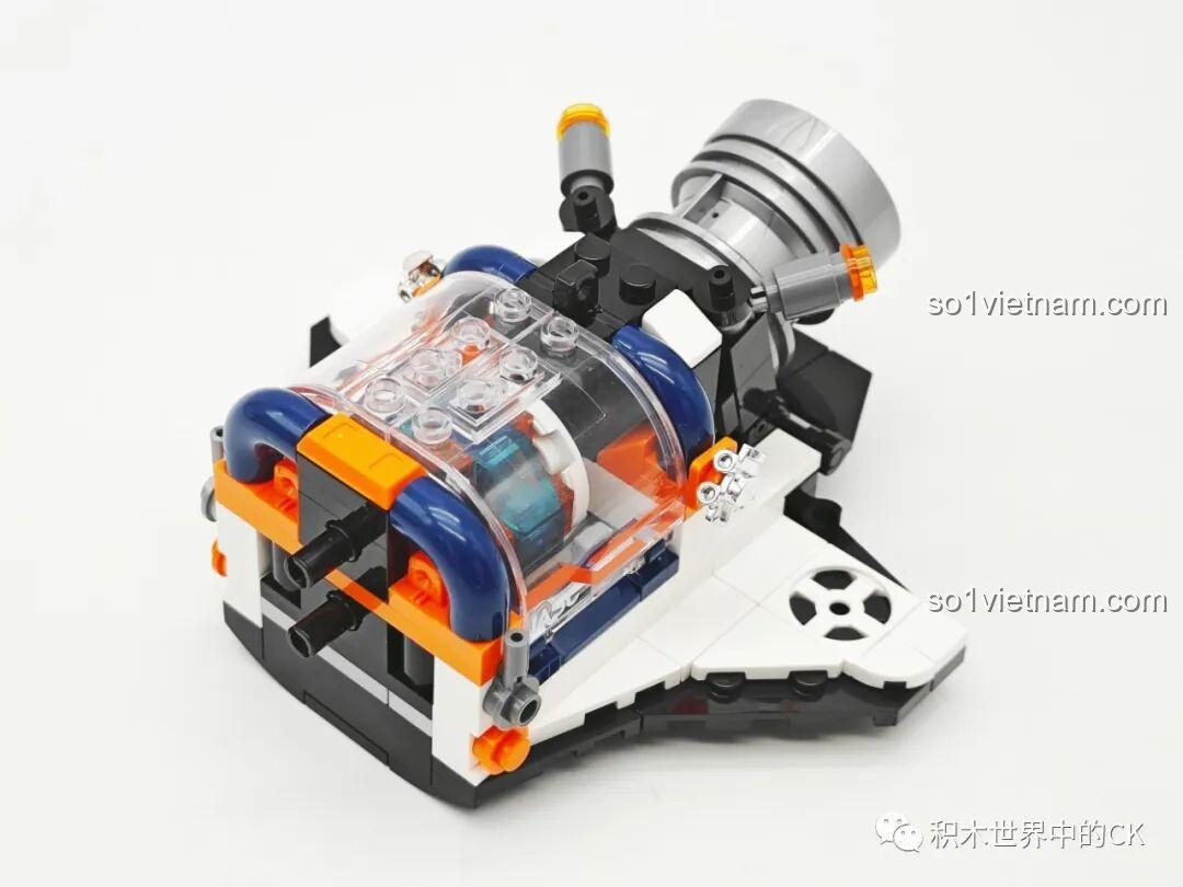 Mô hình Tàu Con Thoi JAKI JK8507 đã hoàn thiện, được trưng bày trên đế với tư thế đang bay lên.