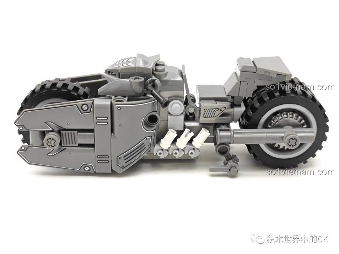 Nhận xét JIESTAR 58051 Chiến xa hai bánh của Batman với chi tiết chân chống phụ giúp xe đứng vững để trưng bày.