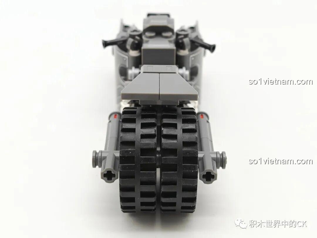 Ảnh chụp trực diện phía sau của mô hình Xe Mô tô Dơi Batcycle 58051, khoe cặp lốp xe to và chắc chắn.