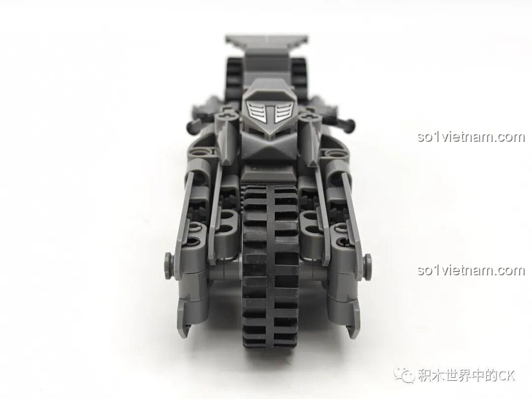 Ảnh chụp trực diện phía trước của mô hình Xe Mô tô Dơi Batcycle 58051, làm nổi bật phần bánh trước và giáp.