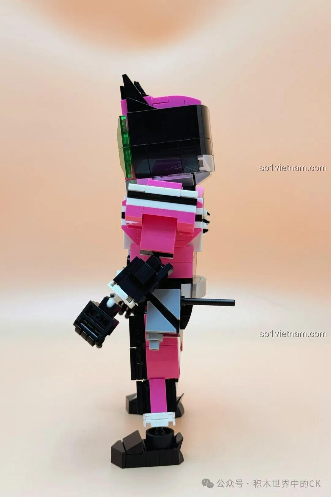 Mô hình Kamen Rider Decade JIESTAR 58189 đã hoàn thành, nhìn từ bên cạnh, thể hiện độ dày và các chi tiết hông.