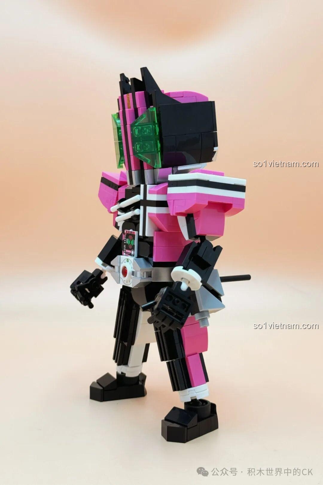 Mô hình Kamen Rider Decade JIESTAR 58189 đã hoàn thành, nhìn từ góc 3/4, thể hiện chi tiết vai và hông.