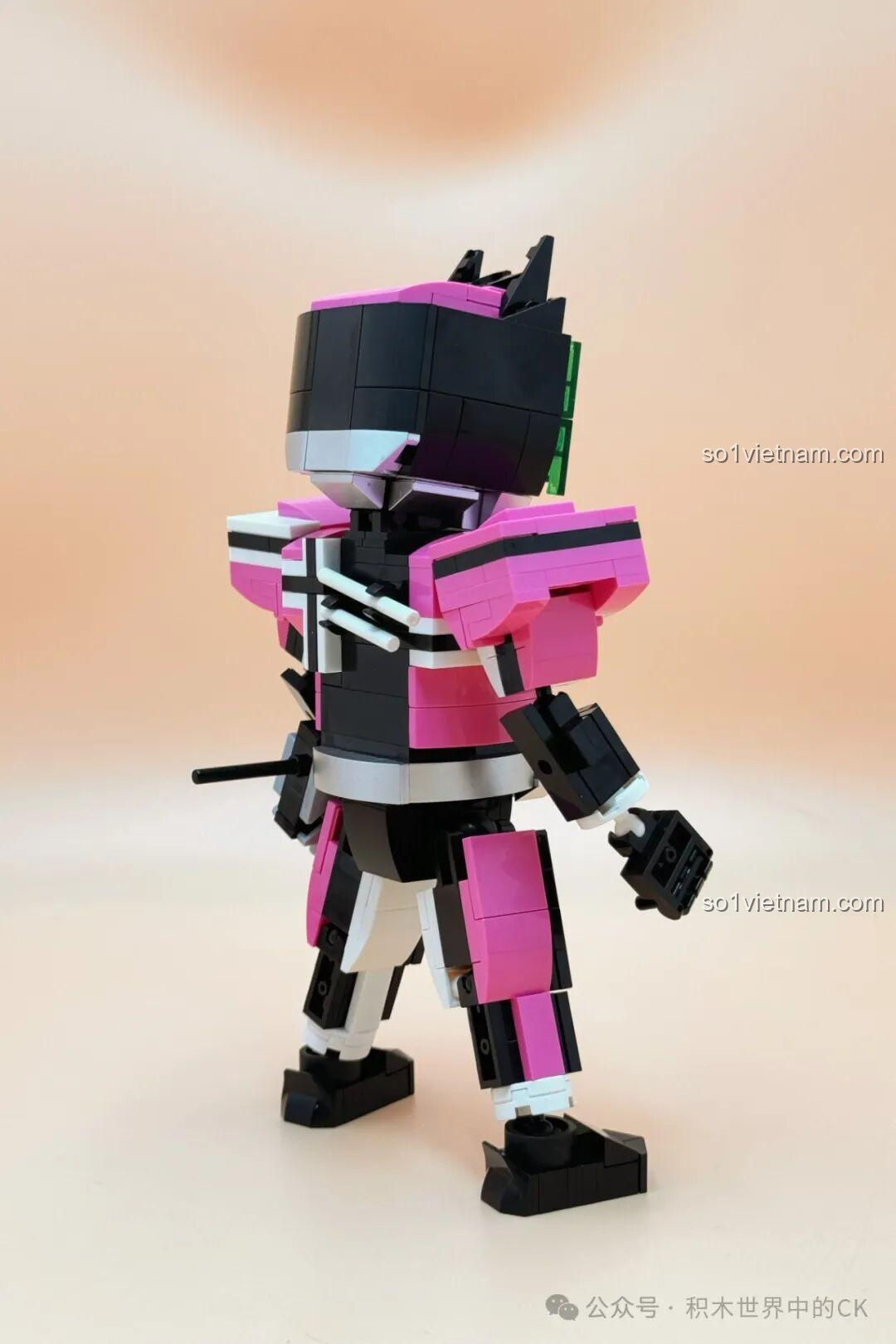 Mô hình Kamen Rider Decade JIESTAR 58189 đã hoàn thành, nhìn từ phía sau bên cạnh, thể hiện các chi tiết hông và vai.