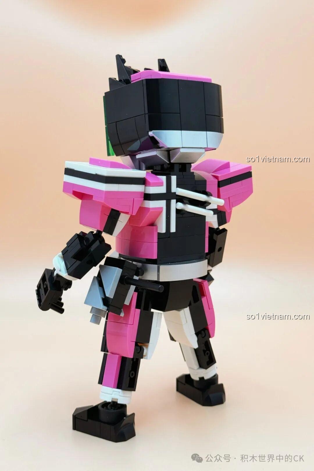 Mô hình Kamen Rider Decade JIESTAR 58189 đã hoàn thành, nhìn từ phía sau góc 3/4, thể hiện các chi tiết lưng.