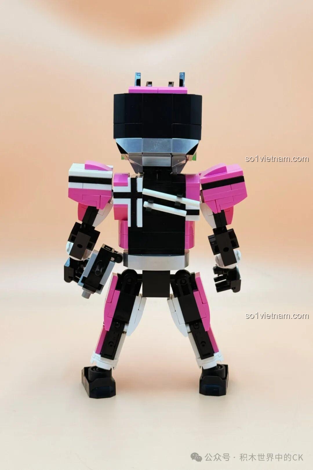 Mô hình Kamen Rider Decade JIESTAR 58189 đã hoàn thành, nhìn từ phía sau, thể hiện các chi tiết giáp lưng.