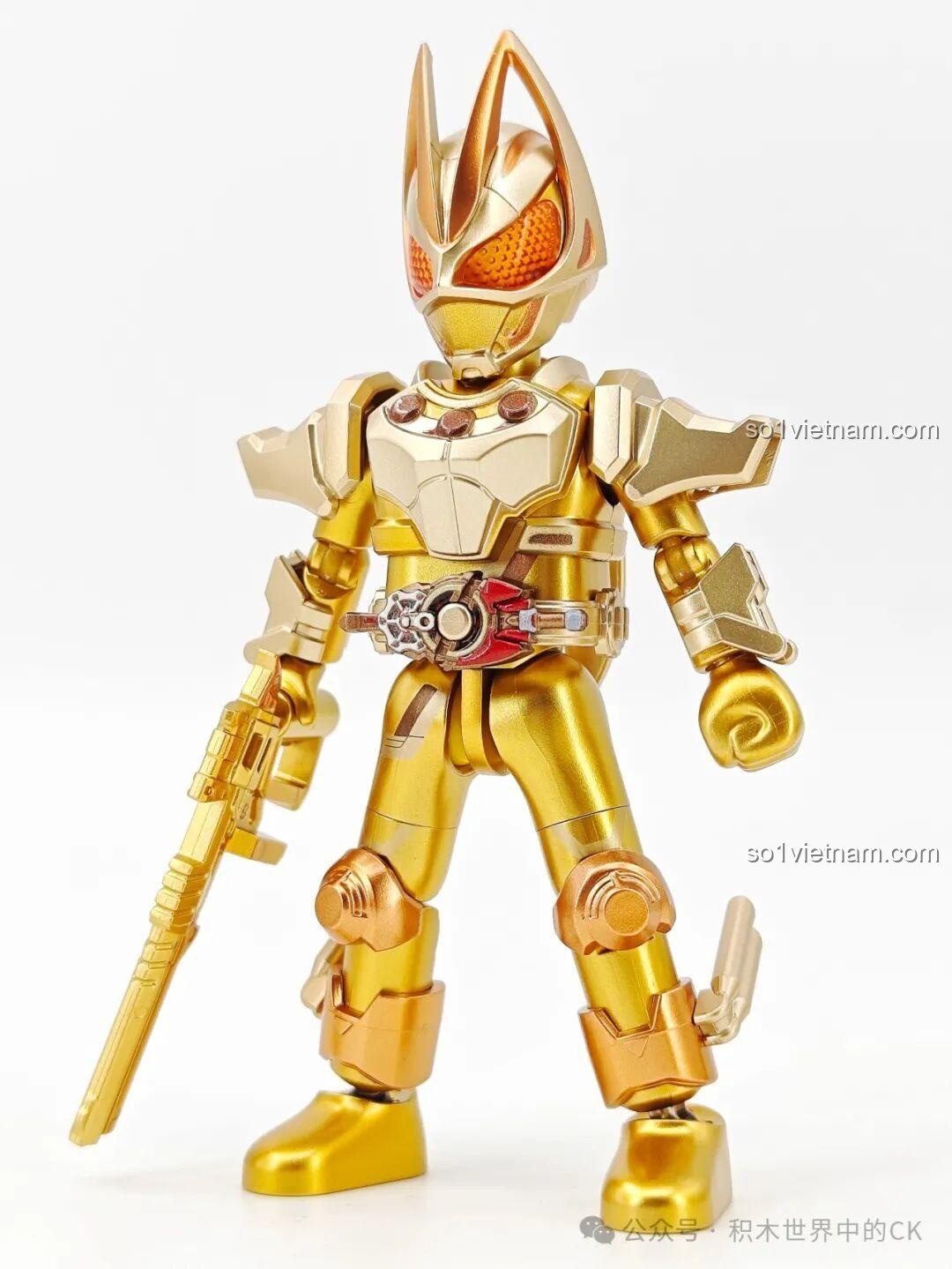 Mô hình figure Kamen Rider Geats dạng Magnum Boost phiên bản vàng, nổi bật với mũ giáp hình cáo và khẩu súng Magnum Shooter 40X.