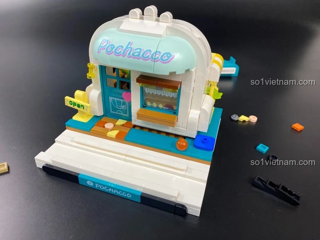 Mô hình Keeppley 20820 gần hoàn thiện, chỉ còn thiếu phần mái và một vài chi tiết trang trí.