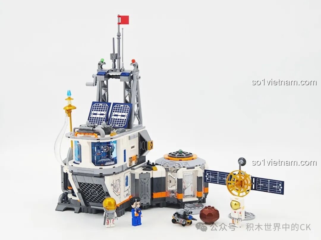 Mô hình Căn Cứ Mặt Trăng Keeppley K10235 hoàn chỉnh cùng các minifigures phi hành gia, robot và vệ tinh.