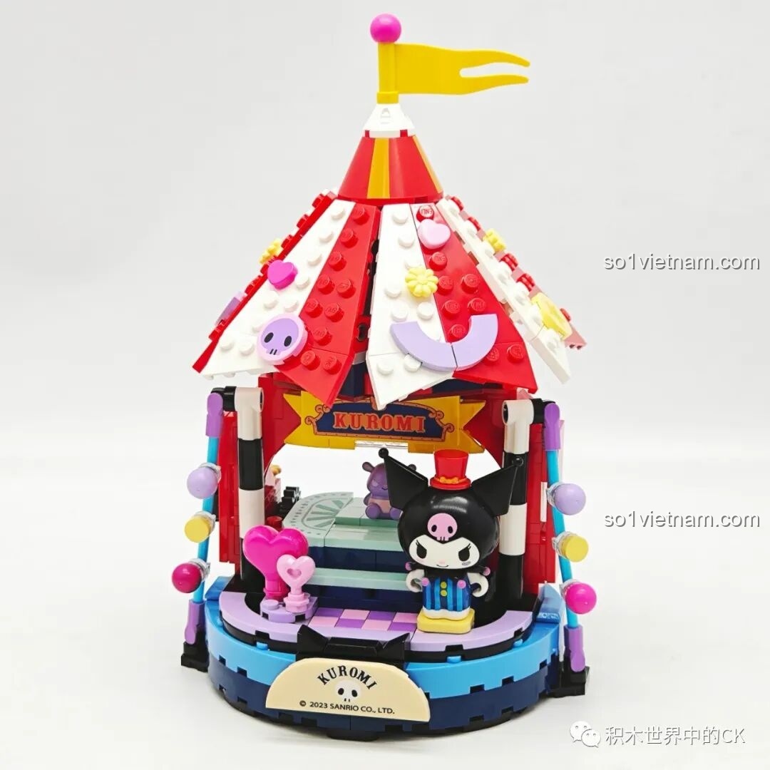 Mô hình Keeppley K20827 Kuromi Gánh Xiếc Sanrio đã hoàn thiện, với lều xiếc sọc đỏ trắng và Kuromi.