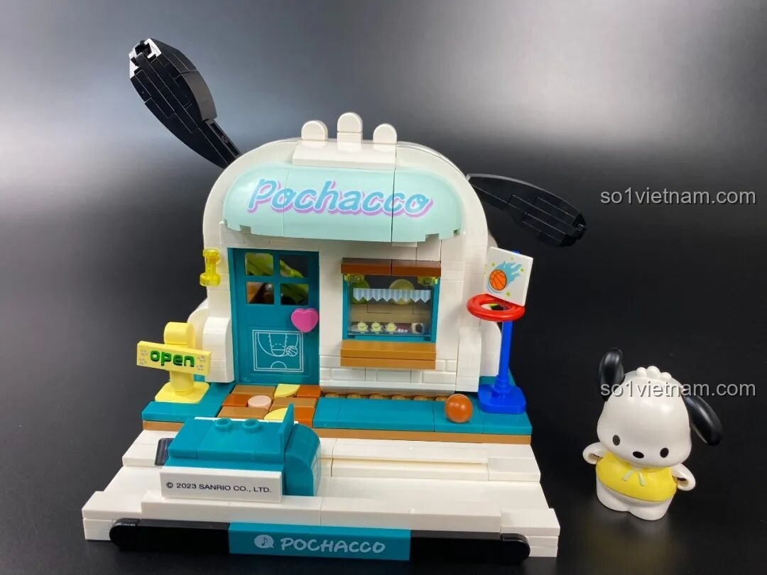 Mô hình Keeppley Pochacco Nhà Thi Đấu đã hoàn chỉnh, với minifigure Pochacco đứng bên cạnh.