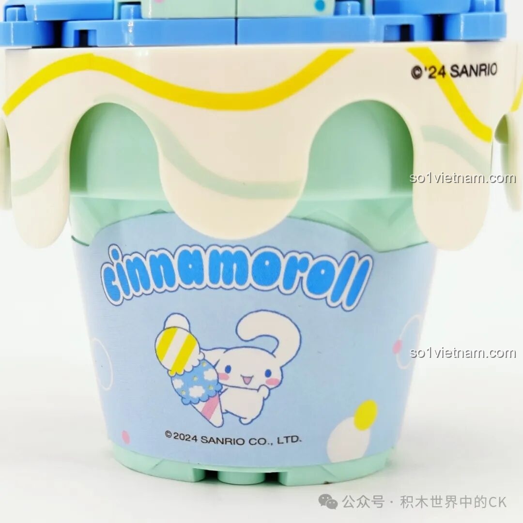 Cận cảnh nhân vật Cinnamoroll trong bộ lắp ghép Kem Ốc Quế K20843, với đôi tai dài và phụ kiện kẹo mút.