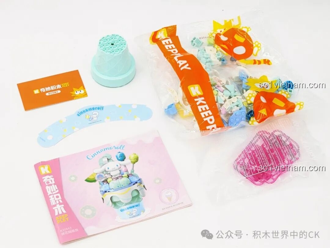 Mô hình Kem Ốc Quế Cinnamoroll K20843 của Keeppley đã hoàn thành, với Cinnamoroll đứng trên đế kem màu xanh.