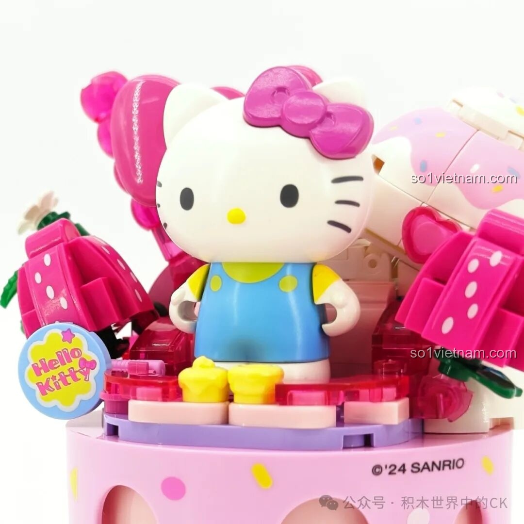 Cận cảnh nhân vật Hello Kitty trong bộ lắp ghép Kem Ốc Quế K20841, với nơ hồng và trang phục màu xanh.