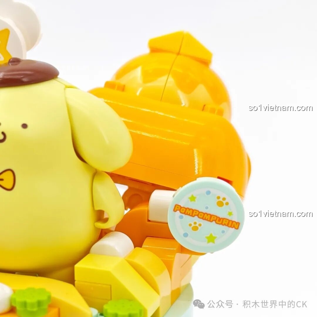 Mô hình Kem Ốc Quế Kuromi K20845 của Keeppley đã hoàn thành, với Kuromi đứng trên đế kem màu tím.