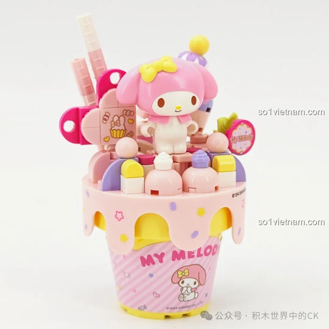 Mô hình Kem Ốc Quế My Melody K20842 của Keeppley đã hoàn thành, với My Melody đứng trên đế kem màu hồng.