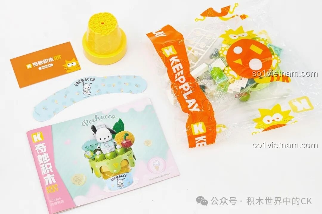 Cận cảnh nhân vật Pochacco trong bộ lắp ghép Kem Ốc Quế K20846, với áo xanh và phụ kiện đám mây.