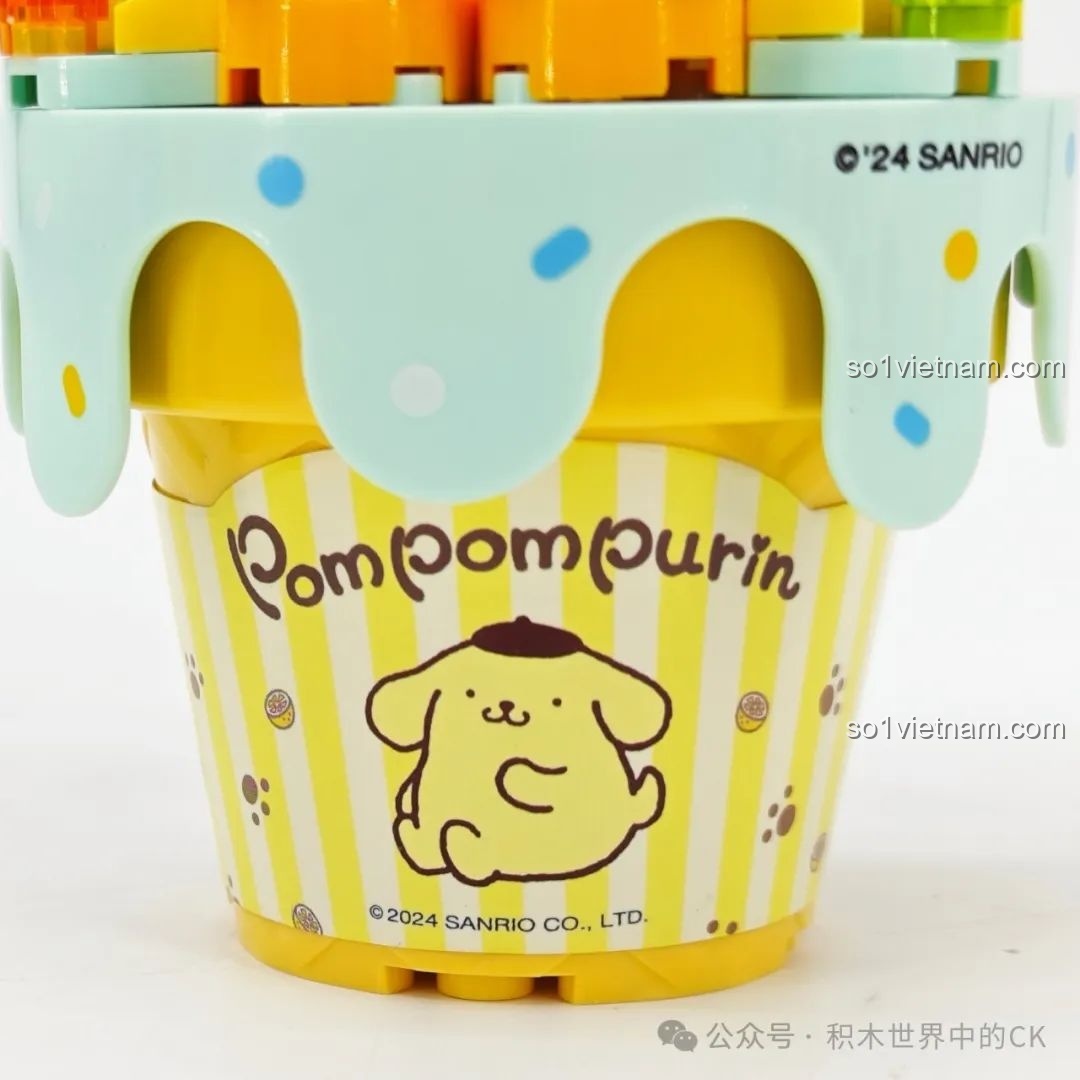 Cận cảnh nhân vật Pompompurin trong bộ lắp ghép Kem Ốc Quế K20844, với mũ nồi và nơ.
