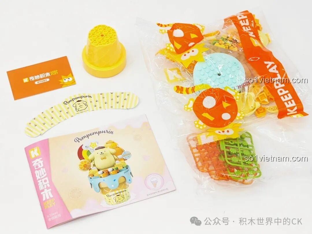 Mô hình Kem Ốc Quế Pompompurin K20844 của Keeppley đã hoàn thành, với Pompompurin đứng trên đế kem màu vàng.