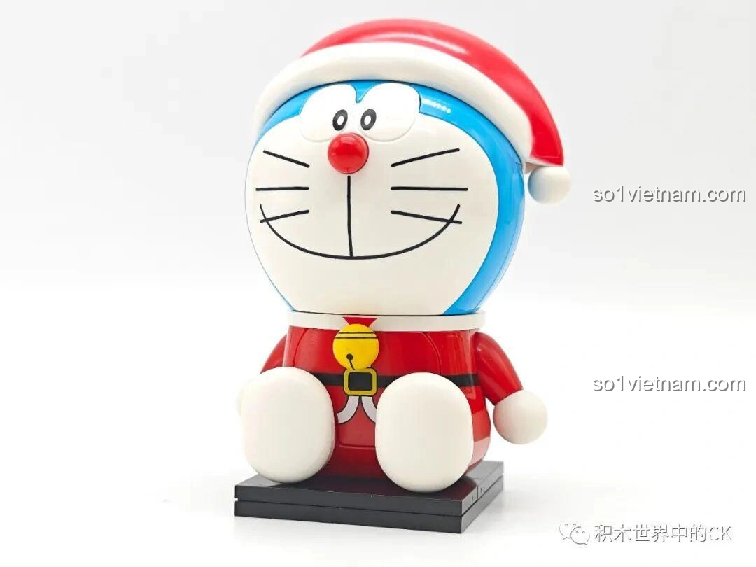Mô hình đồ chơi lắp ghép Keeppley K20414 Doraemon Giáng Sinh đã hoàn thành, nhìn từ phía trước, rất đáng yêu.