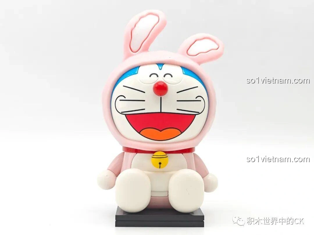 Cận cảnh mô hình đồ chơi lắp ghép Keeppley K20415 Doraemon Thỏ Hồng Dễ Thương đã hoàn thành, với nụ cười rạng rỡ.