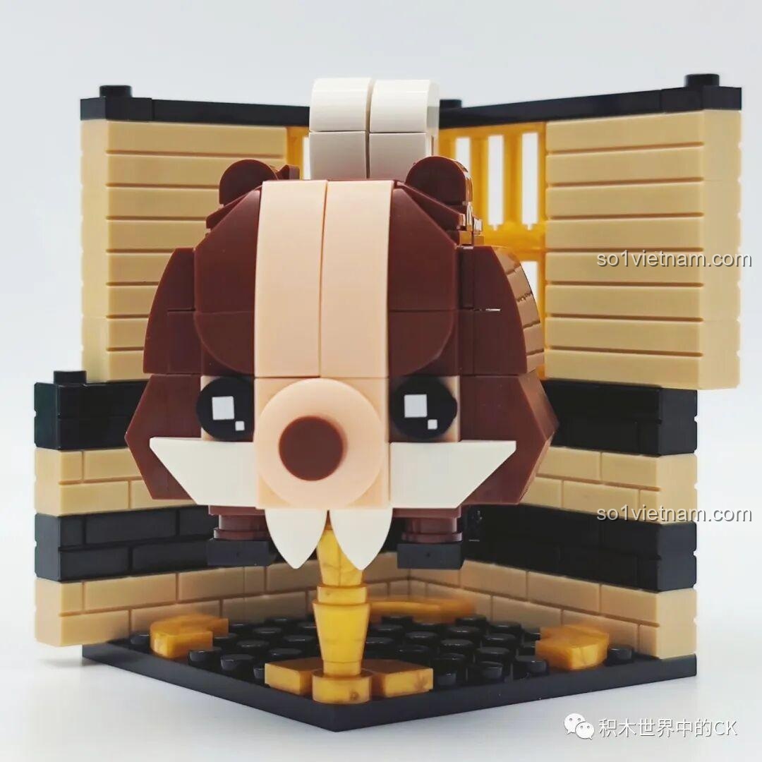 Mô hình đồ chơi lắp ráp LQFUN hình chú chó bulldog mặt ngầu đã hoàn thành, với bối cảnh chuồng gỗ.