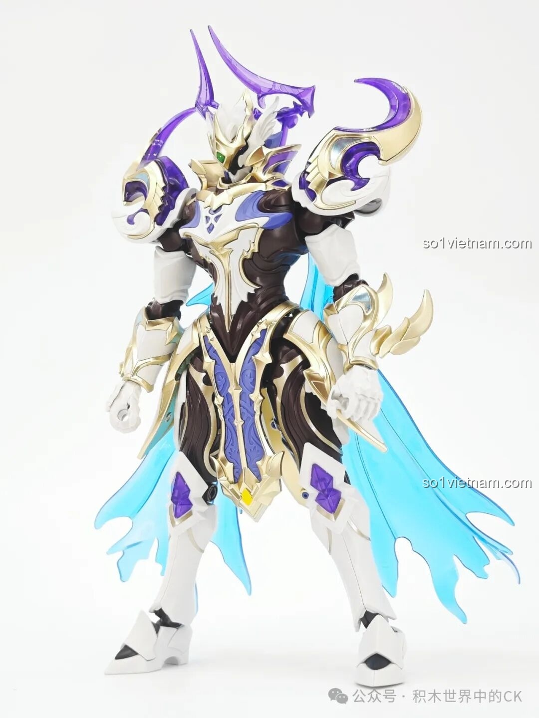 Mô hình Mecha Khải - Skin Ngân Bạch Vịnh Thán Điều 78037 nhìn từ phía trước, khoe trọn bộ giáp trắng, vàng kim và xanh.