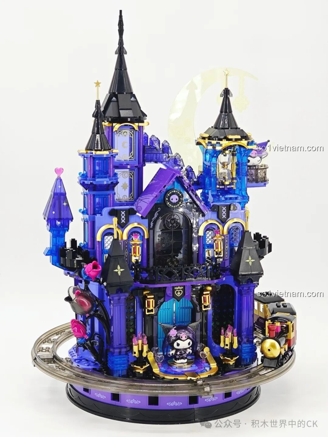 Mô hình bộ xếp hình Lâu đài Gothic của Kuromi cho con gái 8 tuổi gần hoàn thiện.