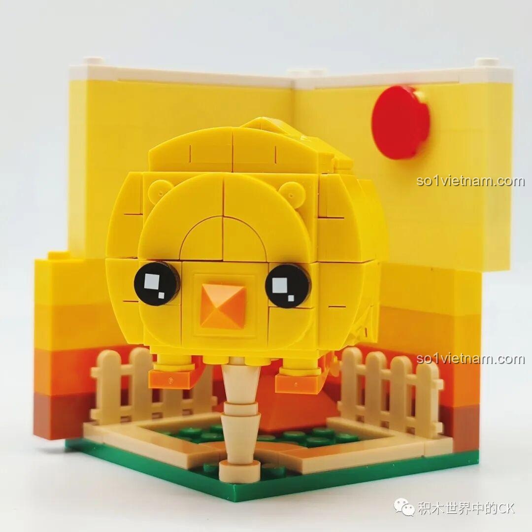 Mô hình lắp ráp hoàn chỉnh Khối Rubik Động Vật LQFUN hình gà con màu vàng vớiฉาก nền màu vàng cam.