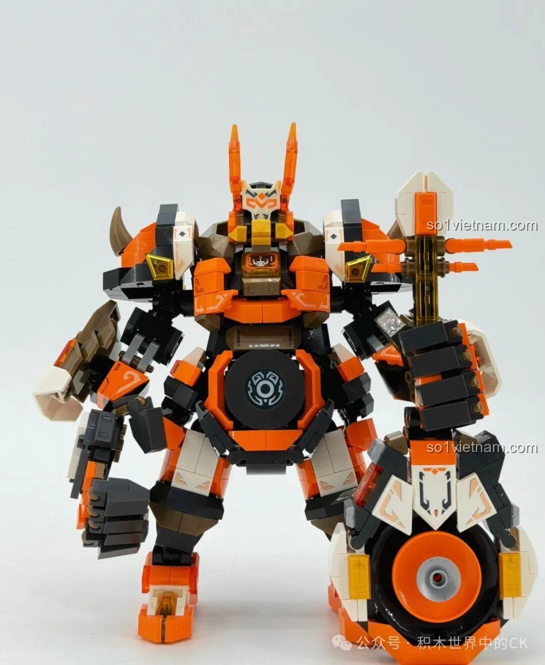 Mô hình robot Ma Lễ Hải SEMBO 106006 nhìn từ phía trước, khoe trọn vẻ đẹp của bộ giáp cam.