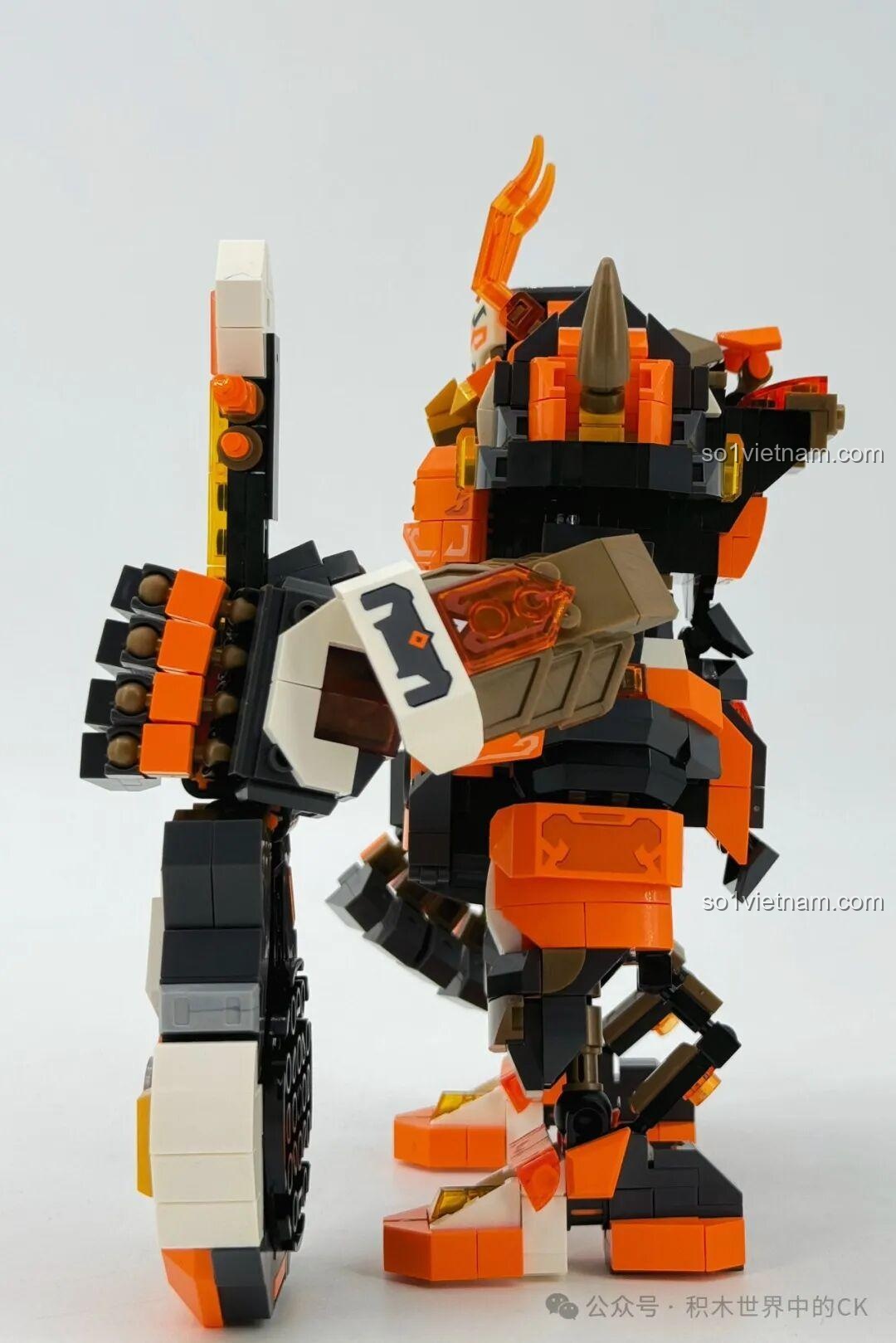 Mô hình robot Ma Lễ Hải SEMBO 106006 nhìn từ bên cạnh, khoe các chi tiết giáp vai và tay.