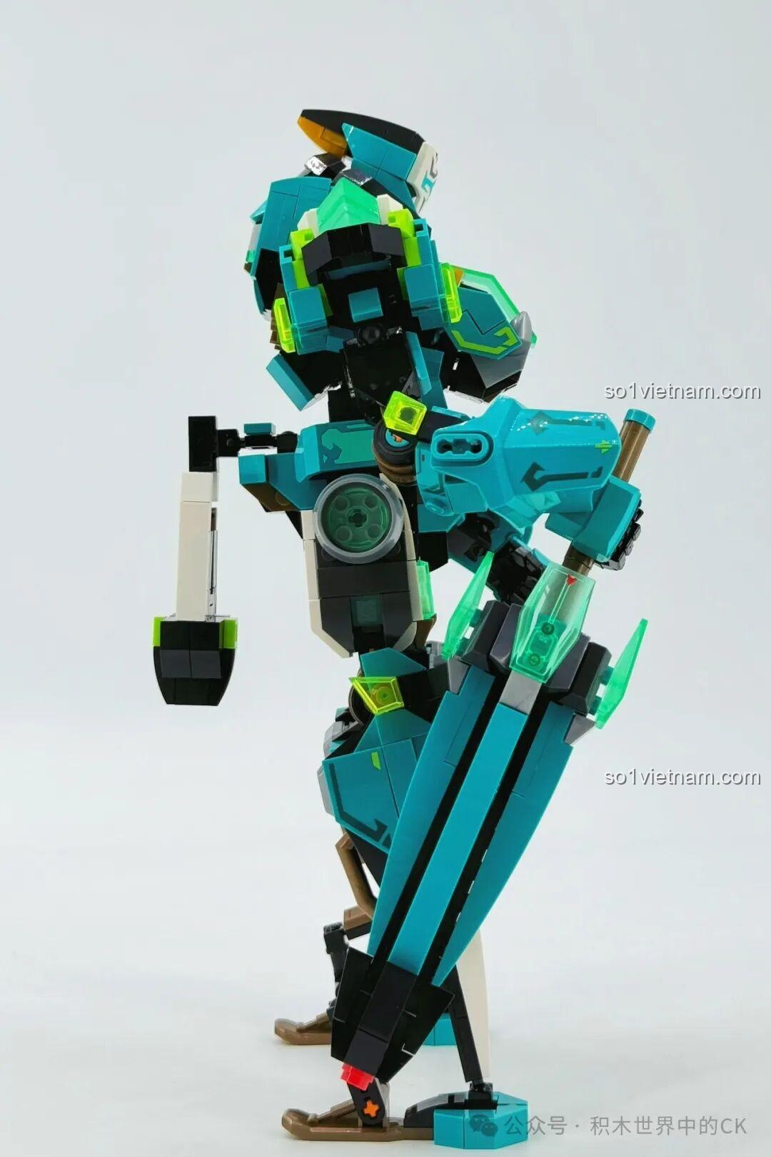 Mô hình robot Ma Lễ Hồng SEMBO 106008 nhìn từ bên phải, khoe chi tiết giáp tay.