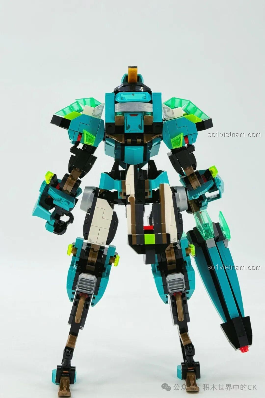 Mô hình robot Ma Lễ Hồng SEMBO 106008 trong tư thế cầm ô, sẵn sàng chiến đấu.