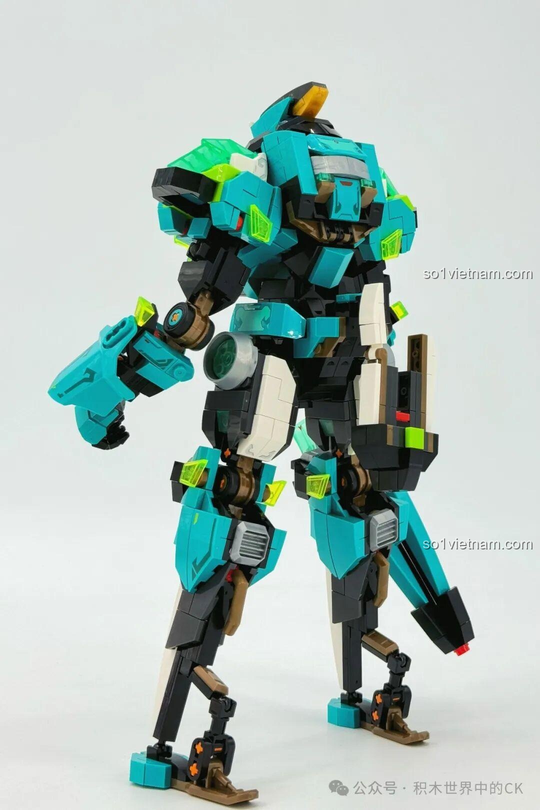 Mô hình robot Ma Lễ Hồng SEMBO 106008 nhìn từ phía trước, khoe trọn vẻ đẹp của bộ giáp xanh ngọc.