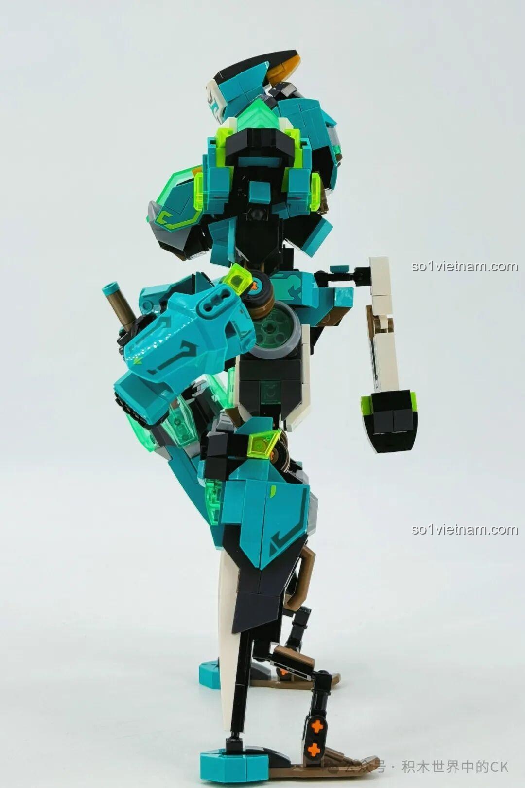 Mô hình robot Ma Lễ Hồng SEMBO 106008 nhìn từ phía sau, cho thấy thiết kế lưng và chân.