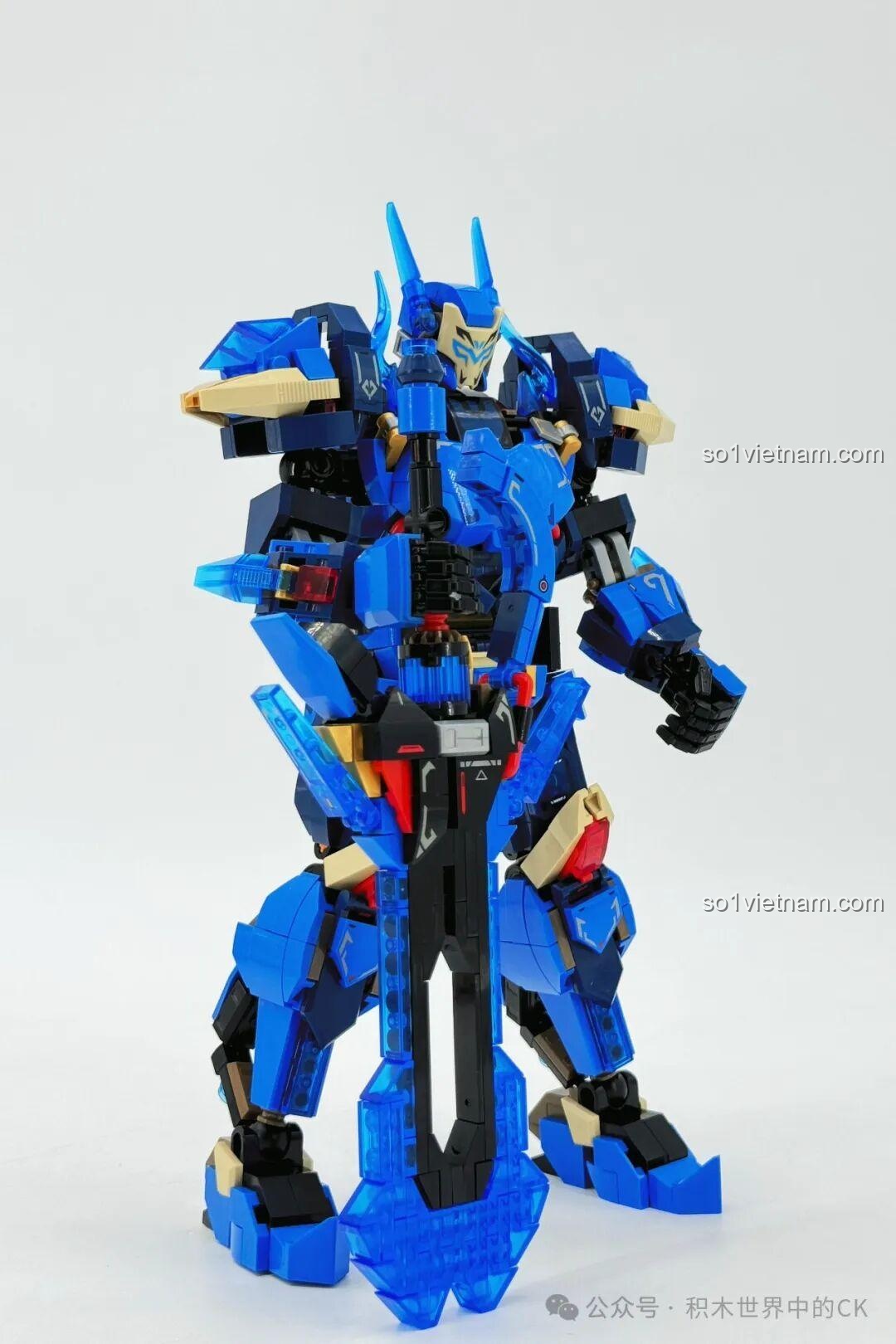 Mô hình robot Ma Lễ Thanh SEMBO 106005 nhìn từ phía trước, khoe trọn vẻ đẹp của bộ giáp xanh.